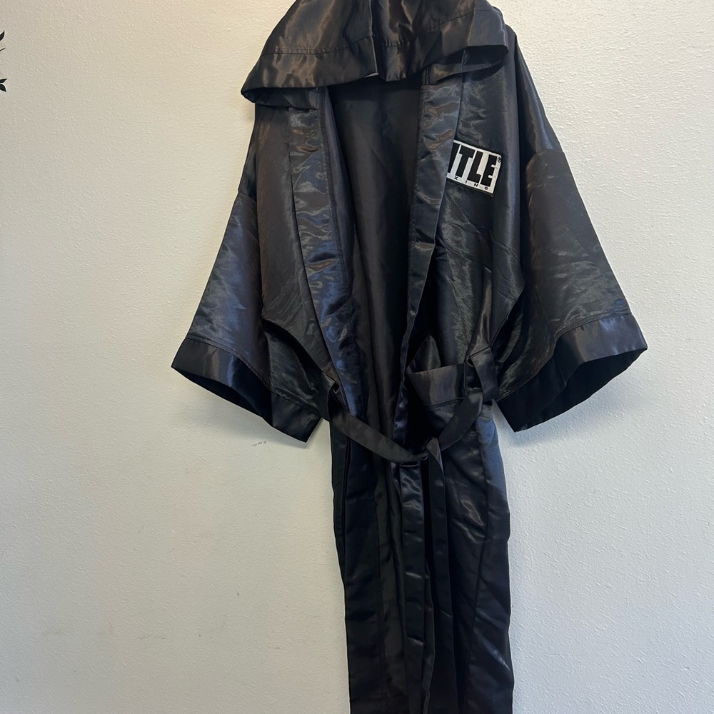 🥊 Black TITLE Boxing Robe 🥊 - Picture 3 of 7